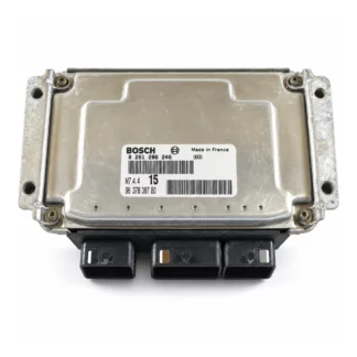 Ilustración de la unidad de control del motor Bosch M7.4.4 Peugeot Citroën 9637838780 / 0261206246, carcasa metálica con tres conectores negros sobre fondo blanco.